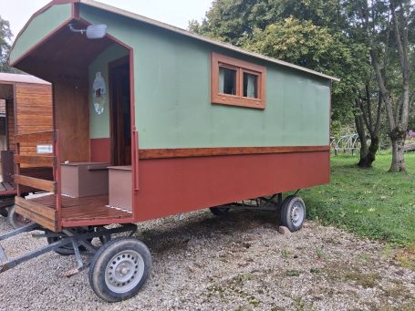 chambres d'hôtes, che val d'amour, jura, Arbois, gite de groupe, hébergement insolite, roulotte