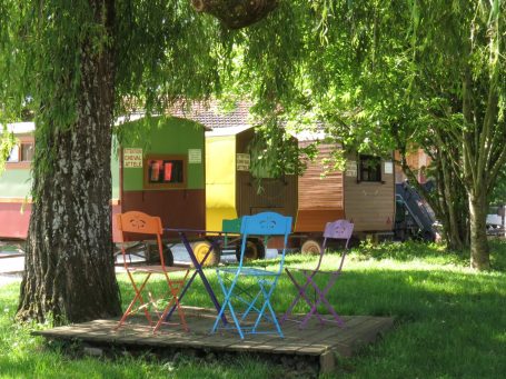 chambres d'hôtes, che val d'amour, jura, Arbois, gite de groupe, hébergement insolite, roulotte
